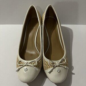 Tory Burch White Patent Leather And Beige Raffia Bow Wedge Pumps Size 7 M